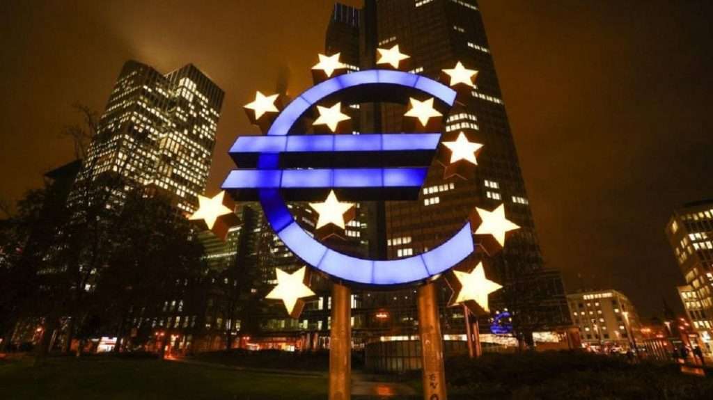 Ευρώ | Το ελληνικό δημόσιο χρέος θα ήταν πάνω από 1.000 δισ. ευρώ, χωρίς τη συμμετοχή στην Ευρωζώνη