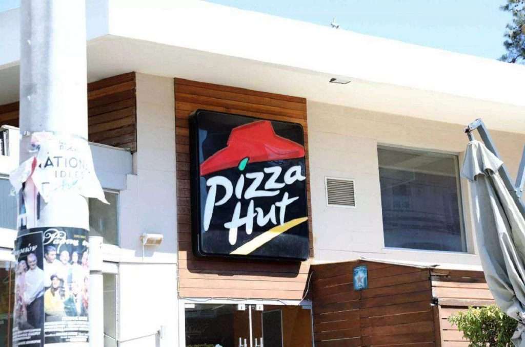 Pizza Hut: Το μέλλον μετά το λουκέτο και οι ανακατατάξεις στον κλάδο της εστίασης. Τα σχέδια των εταιρειών